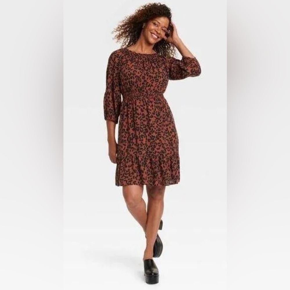 New Knox Rose Dress Rust Brown Leopard Print
Stretch Smocked Waist Ruffle hem L